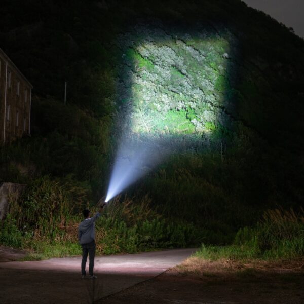 RECHARGEABLE LAMP 5000LUMEN 500M POWER BANK - Image 3